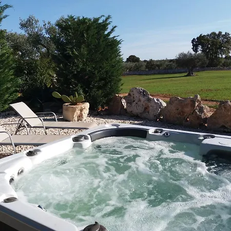 Trullicolarossa * Alberobello