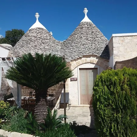 Trullicolarossa * Alberobello