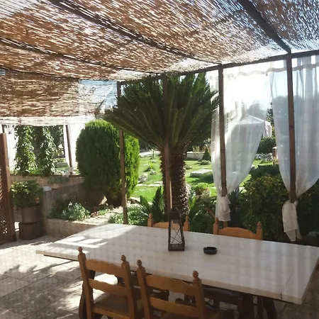 Trullicolarossa * Alberobello