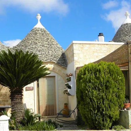 Trullicolarossa * Alberobello